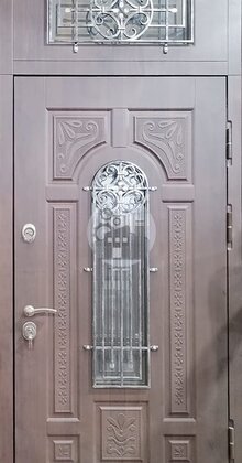 наружная дверь с ковкой в дверном полотне и фрамуге